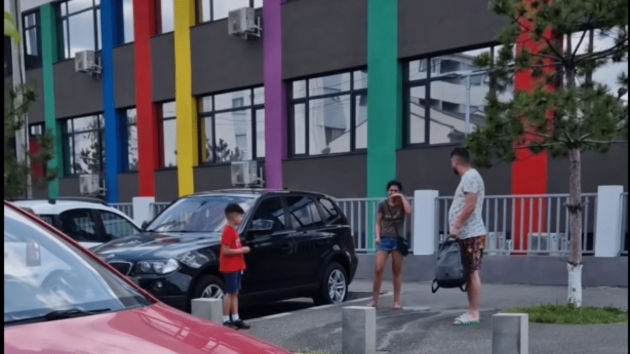 captura video femeie agresata de catre sot in fata copilului