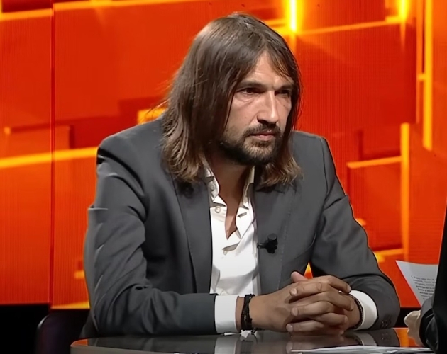 dan alexa imbracat in costum fundal rosu. dan alexa la 40 de intrebari cu denise rifai