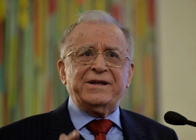 ion iliescu vorbind la microfon
