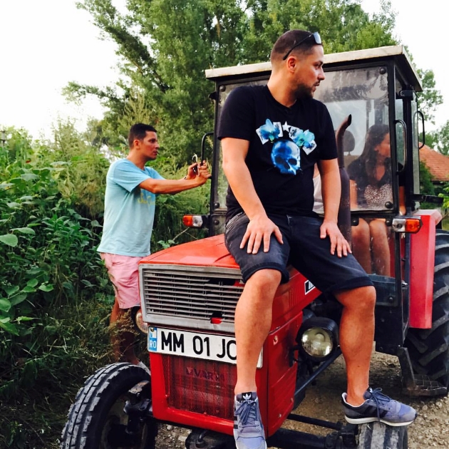 lucian si augustin viziru impreuna pe un tractor, fotografie veche cu fratii viziru