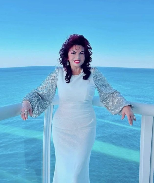carmen harra imbracata in alb face poza pe marginea marii sau a oceanului
