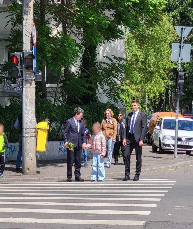 nicusor dan cu fiica sa si agentul SPP Ionut intorcându-se de la scoala