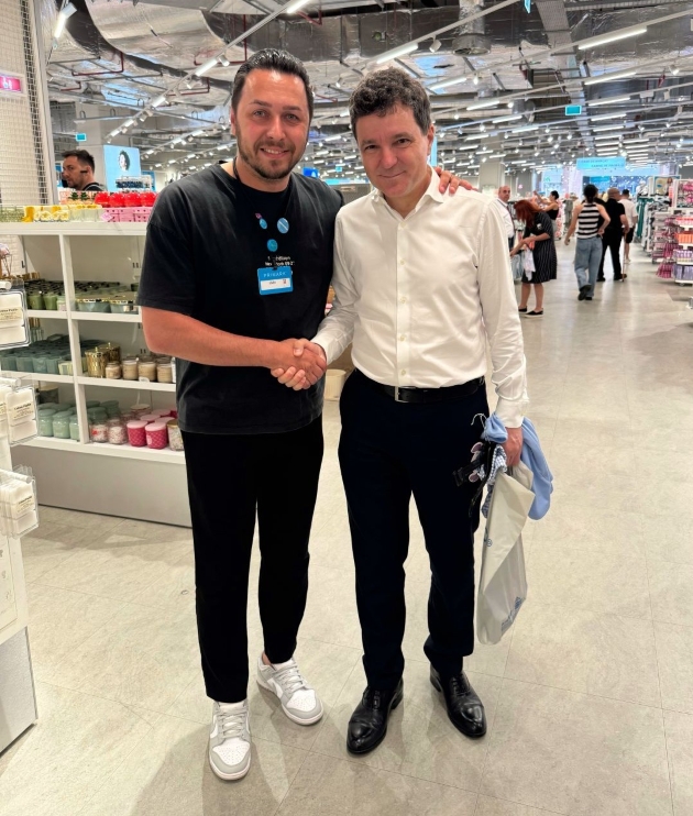 nicusor dan surprins la cumparaturi in primark. fotografie cu nicusor dan si managerul magazinului
