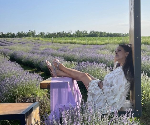 nouria nouri fotografie intr-un lan de lavanda