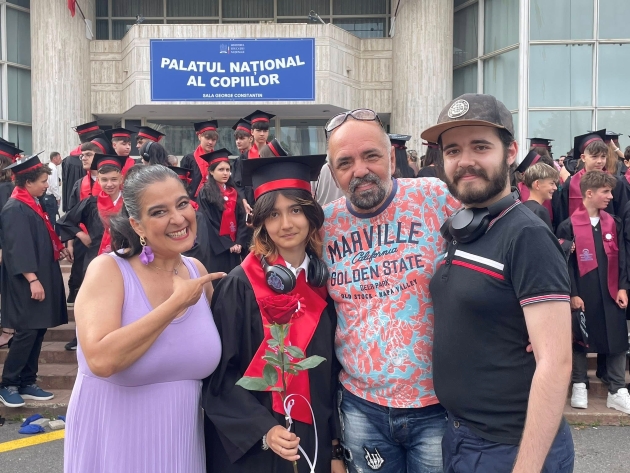 nouria nouri si daniel iordachioae alaturi de cei doi copii ai lor, salma si darius