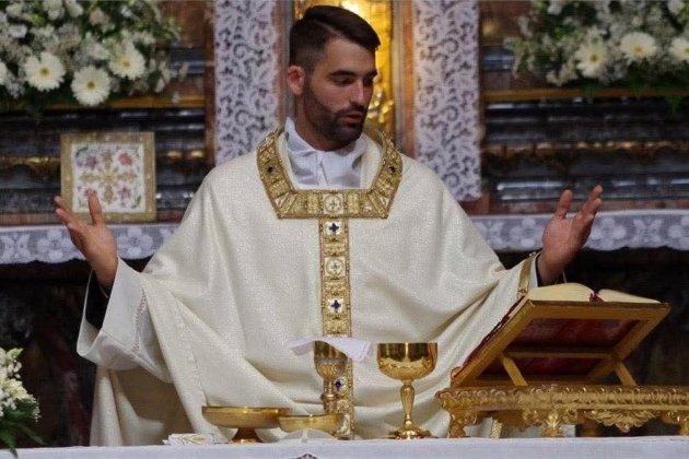 preotul italian don matteo fotografiat in timpul unei slujbe