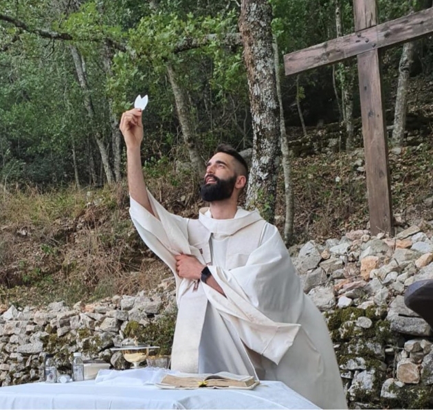 preotul don matteo imbracat in vestminte albe