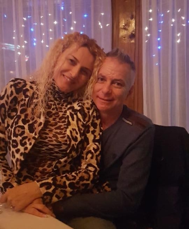 sorin bonchis, alaturi de sotia lui, tinandu-se in brate