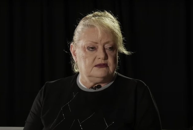 doina vadim tudor in cadrul unui interviu, imbracata in negru si vopsita blond