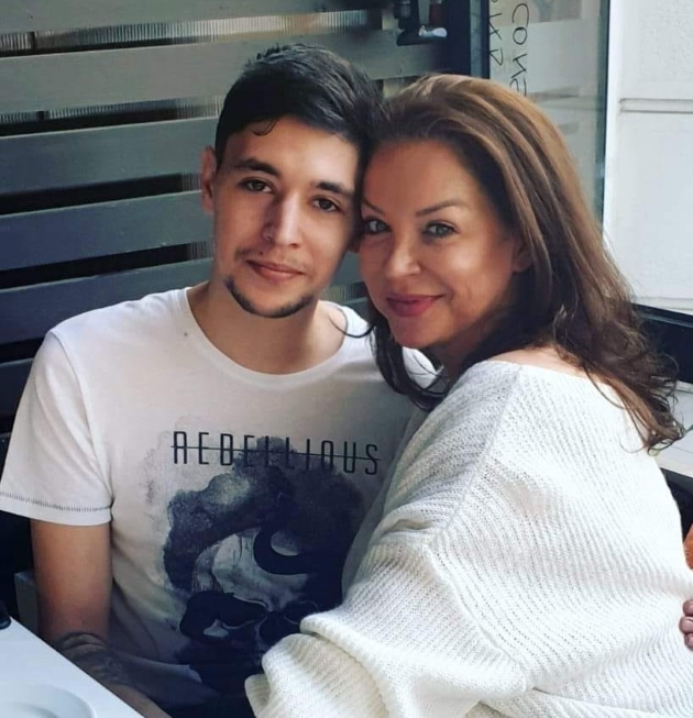 eugenia serban alaturi de fiul ei, lorans, fac o poza impreuna