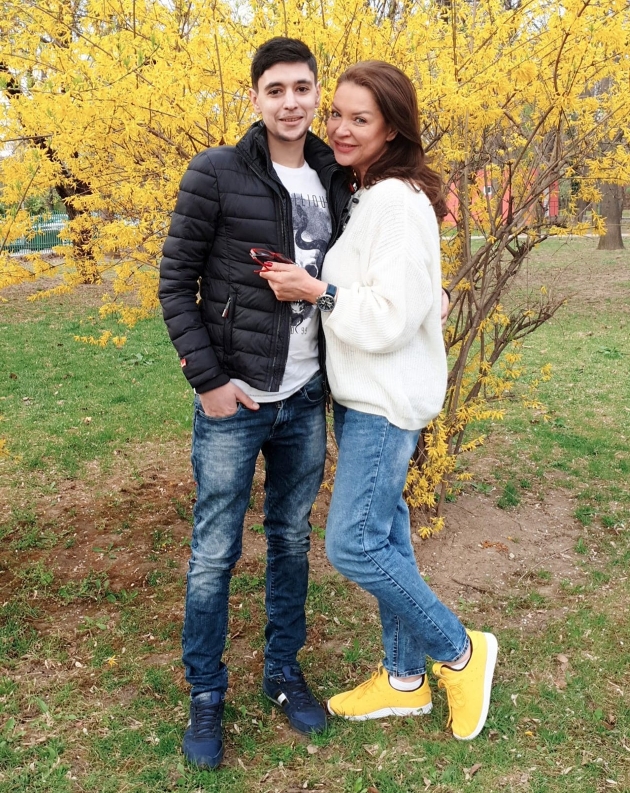 eugenia serban face poza impreuna cu fiul ei in fata unui copac inflorit primavara