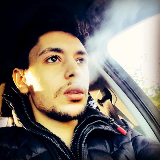 Lorans Fawaz Bataineh aflat la volan in vreme ce fumeaza
