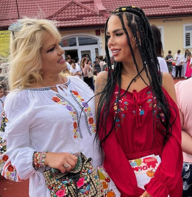 cristina petre alaturi de mama ei imbracate in haine cu detalii etno