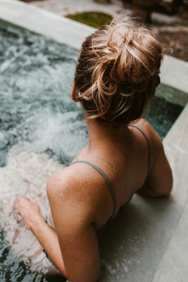 imagine femeie blonda in jacuzzi
