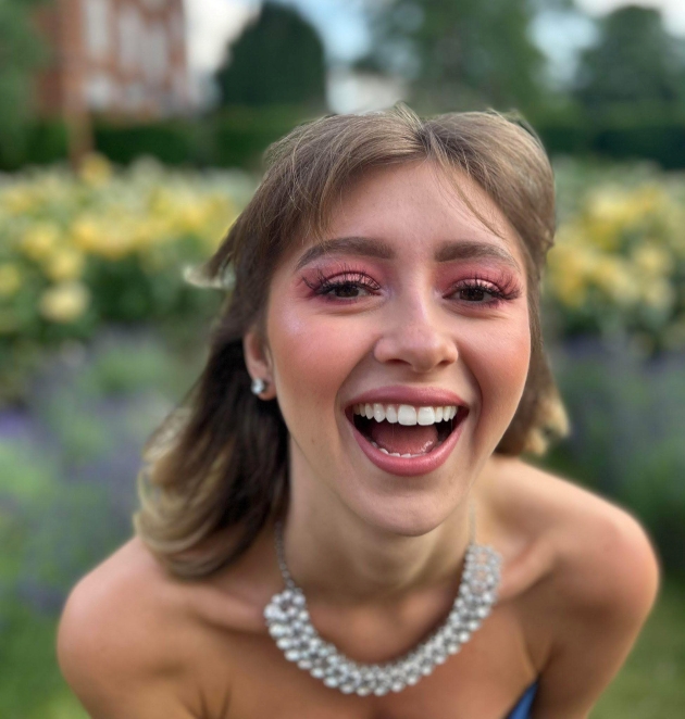 paloma shemirani a optat pentru tratamente alternative. paloma shemirani fotografie in care zambeste larg