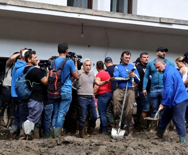 calin georgescu inconjurat de reporteri la brosteni, in judetul suceava