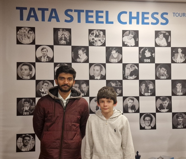 vladimir sofronie face poza la campionatul tata steel chess tournament cu un barbat cu barba