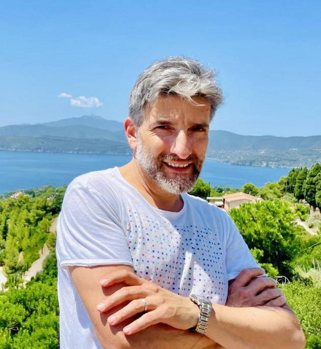 actorul silviu biris face poza la mare imbracat intr-un tricou alb