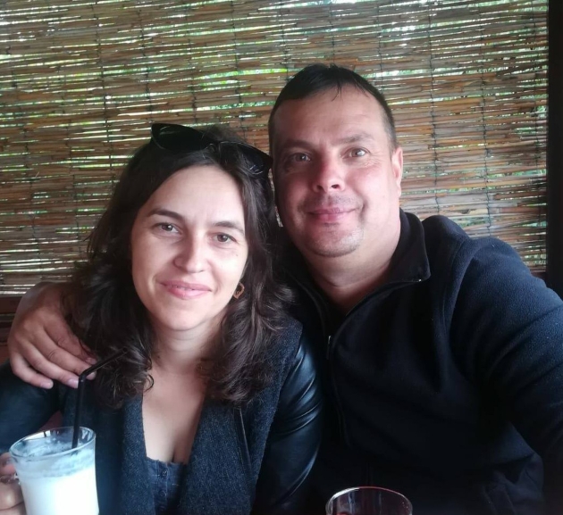 caporalul marcel macrea, decedat la cluj, intr-o fotografie alaturi de sotia lui la masa
