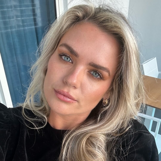 martha nolan, tanara care a fost gasita moarta pe un iaht, selfie imbracata cu o bluza neagra