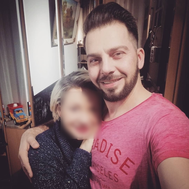 gabriel dinculescu imbracat in tricou roz zambeste selfie cu sotia