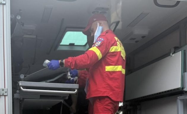 imagine cu salvator smurd in misiune pregatind ambulanta