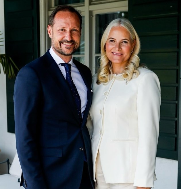 cuplul regal al norvegiei, printul haakon si printesa mette-marit imbracati elegant in costum negru si costum alb 