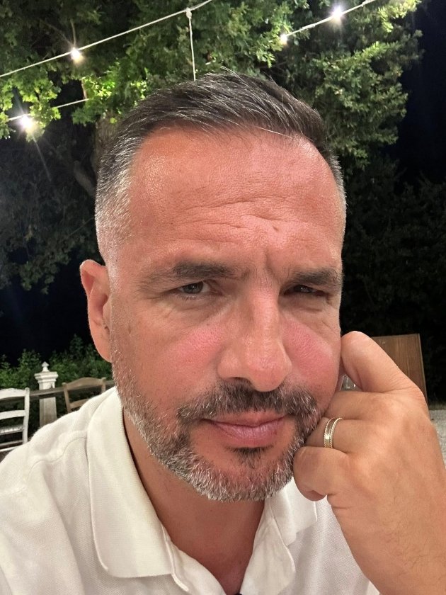 madalin ionescu imbracat cu camasa alba se uita serios spre camera