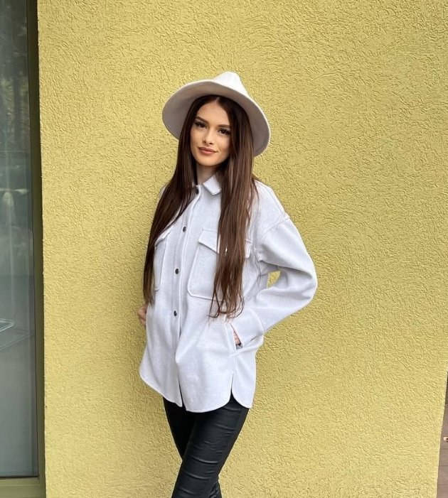 teodora marcu imbracata cu camasa alba si palarie alba zambind