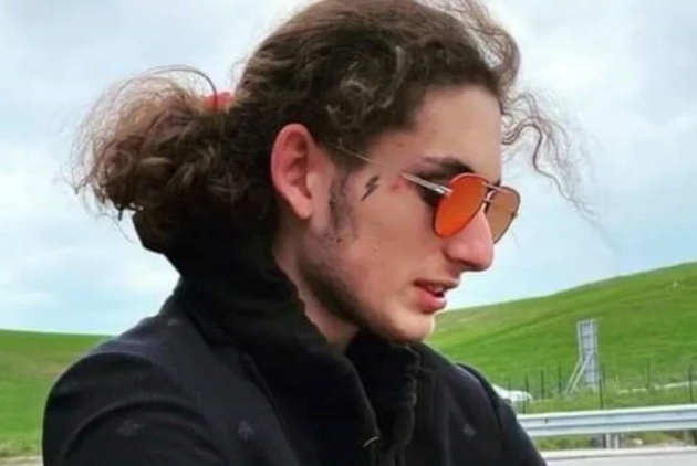 vlad pascu fotografie din profil cu palton negru si ochelari de soare