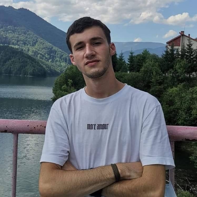costin bulgaru supravietuitorul accidentului fotografie imbracat cu triou alb sta cu bratele incrucisate