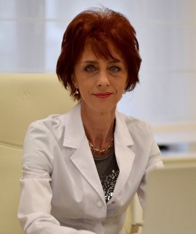 dr flavia grosan penumolog imbracata in halat la cabinetul medical