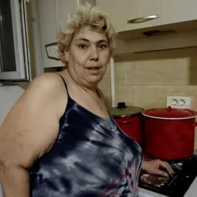 ioana tufaru cu parul vopsit blond si o rochie lejera sta in fata aragazului