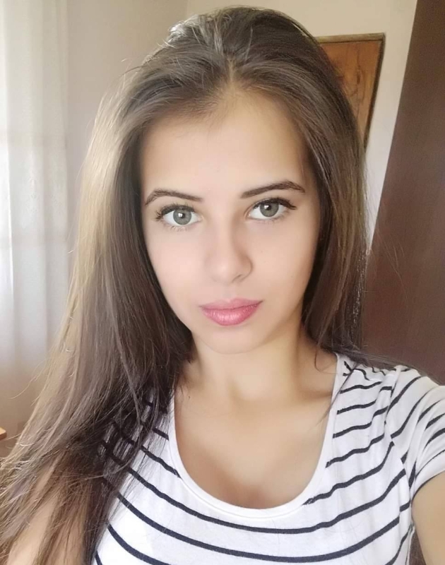 andreea morega, tanara studenta ucisa de iubit. fotografie cu andreea imbracata cu un tricou in dungi