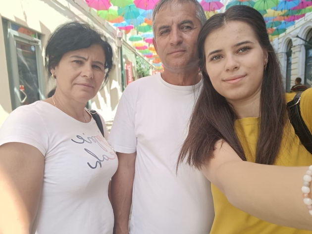 andreea morega, fotografie cu parintii ei in vacanta imbracati lejer