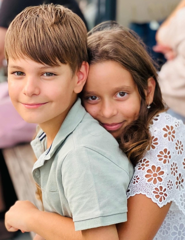 maria lorica si nectarie, cei doi copii adoptati de dan puric si ileana olteanu. fotografie cu lorica si nectarie imbratisati