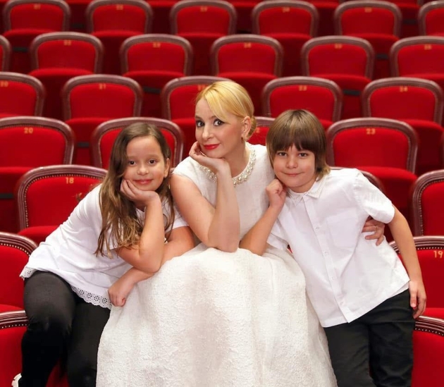 ileana olteanu fotografiata la teatru alaturi de maria lorica si nectarie, cei doi copii adoptati cu dan puric