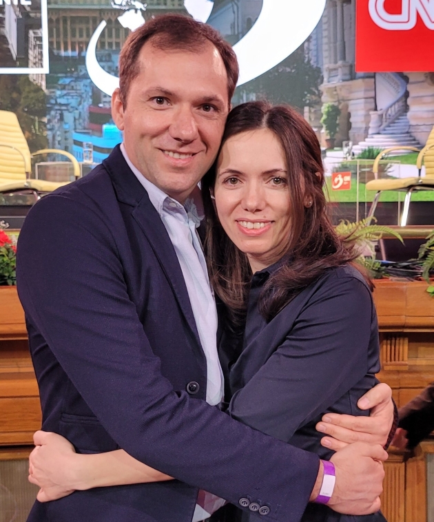bogdan gradinaru alaturi de sora lui, mirabela gradinaru imbratisati imbracati elegant la o emisiune tv