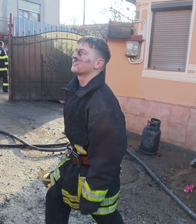 alec ieremciuc, pompierul din lipova care a decedat. fotografie cu alex imbracat in uniforma in timpul unei interventii de urgenta