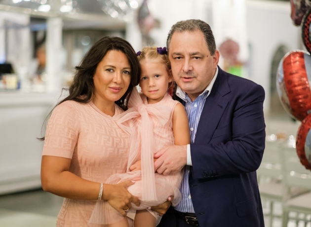 oana mizil si marian vanghelie alaturi de fiica lor in urma cu cativa ani, imbracati elegant la ziua de nastere a fiicei lor