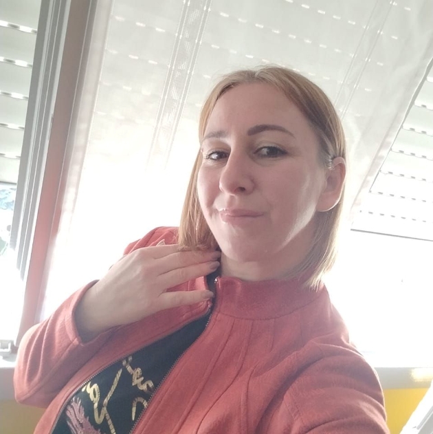 daniela manda imbracata cu o geaca rosie zambeste intr-o fotografie facuta cu cateva luni inaintea atacului