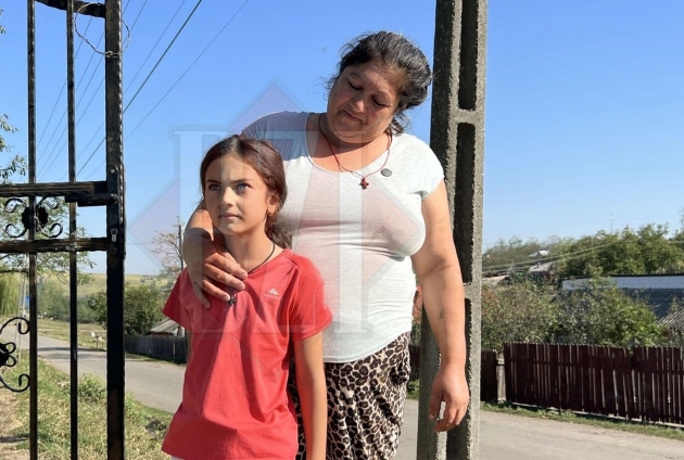 florina alaturi de bunica ei in fata casei din comuna lungani