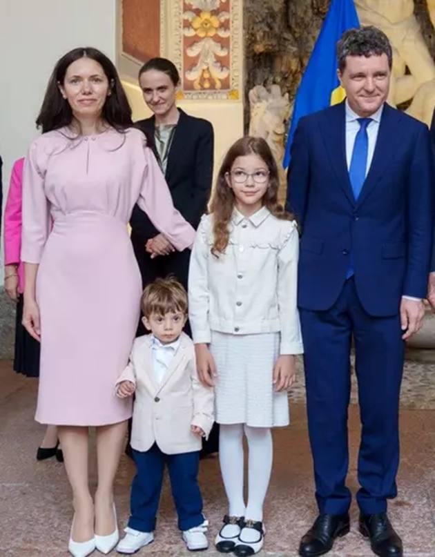 nicusor dan alaturi de mirabela gradinaru si cei doi copii ai lor imbracati elegant la vizita din austria