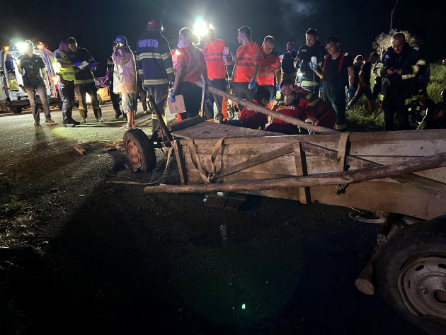 imagine de la locul accidentului dintre caruta si autoutilitara. echipe de interventie la fata locului