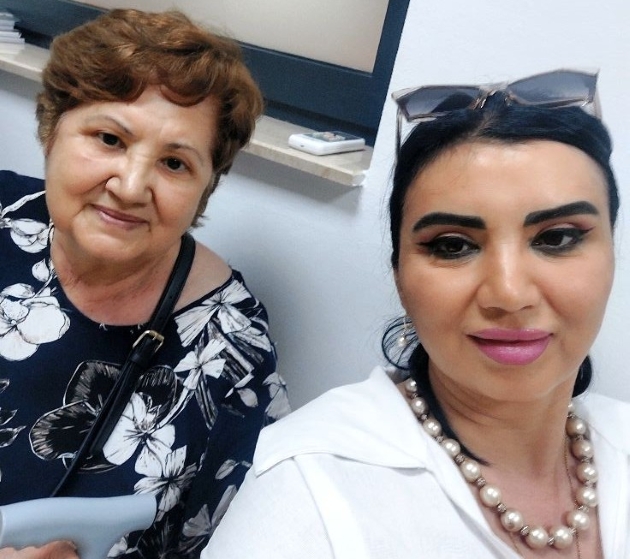 adriana bahmuteana alaturi de mama ei, petruta toma in urma cu o luna. imbracate elegant se uita spre camera