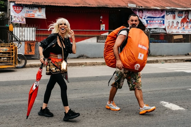 raluca badulescu si florin stamin imbracati sport in timpul aventurii asia express zambesc catre camera