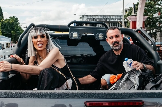 raluca badulescu si florin stamin in remorca unei masini la inceputul aventurii asia express