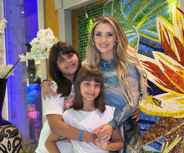 alina sorescu imbratisata alaturi de fiicele ei, carolina si raisa imbracate in tinute de vara