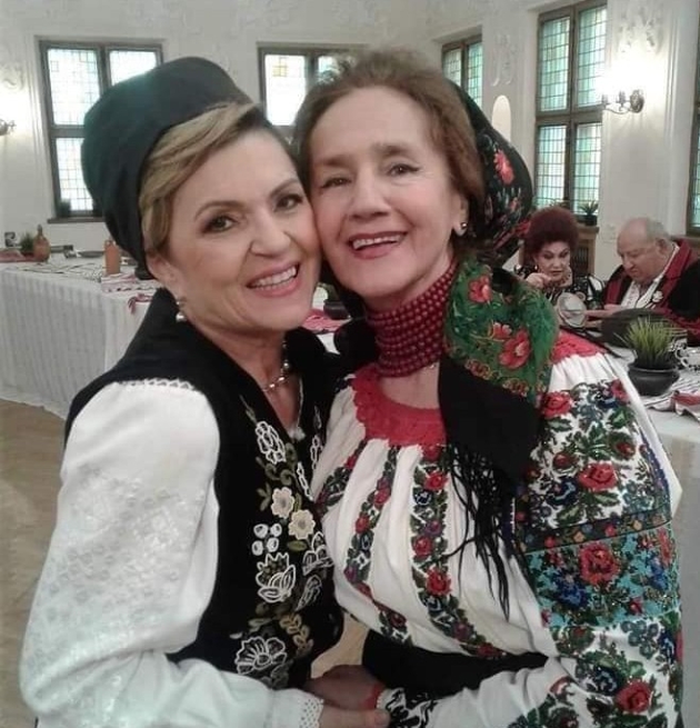 sofia vicoveanca imbracata in port popular zambeste alaturi de o colega de breasla