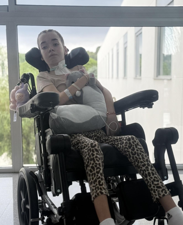 iasmina danciu in scaun cu rotile in timpul tratamentelor in barcelona
